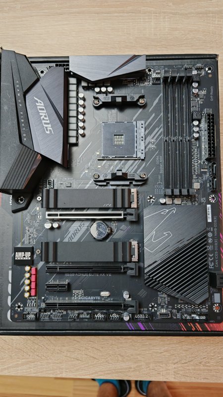 Vând placă de bază Gigabyte B550 AORUS ELITE AX V2