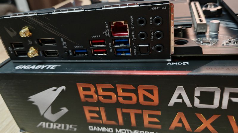 Vând placă de bază Gigabyte B550 AORUS ELITE AX V2 - Thumbnail 2